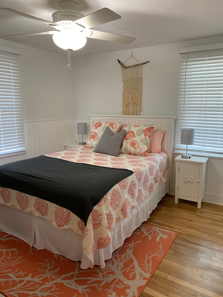 เตียงควีนไซส์ในห้องนอนใหญ่ตู้เสื้อผ้าสองประตูขนาดใหญ่ในห้องพัก