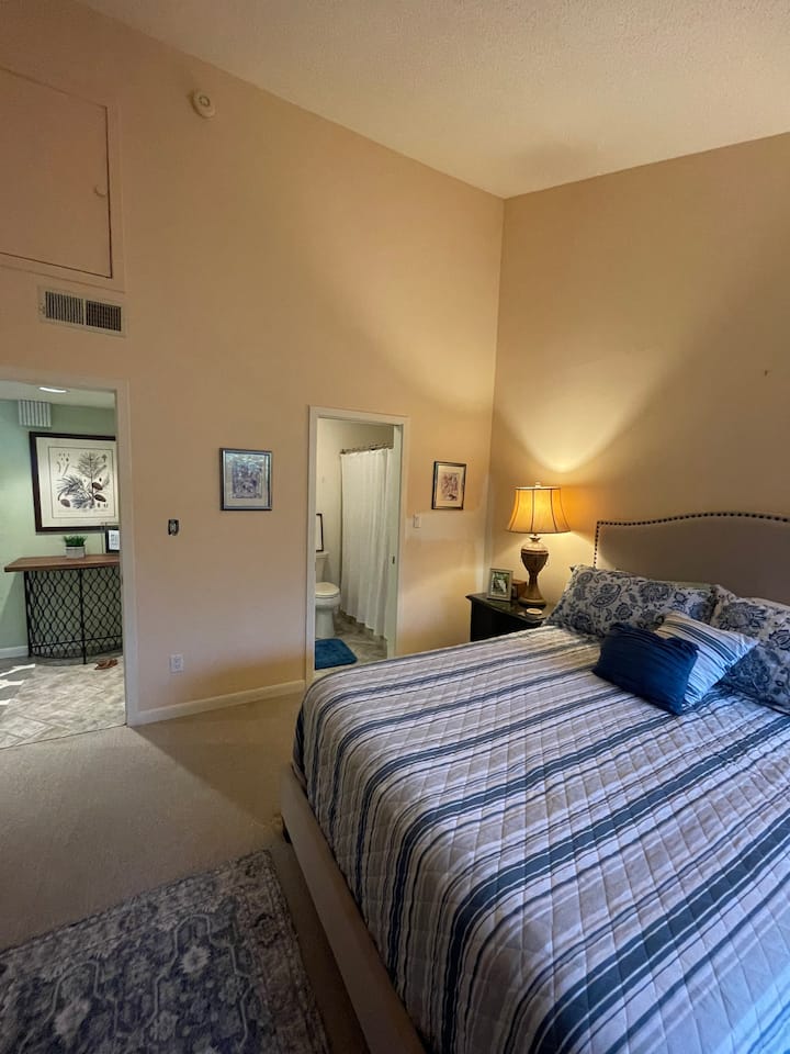 Bilik tidur kedua hampir dari pintu masuk utama. 