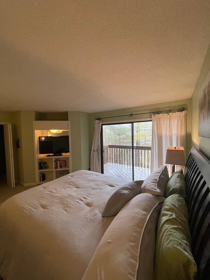 Bilik tidur utama di tingkat bawah.