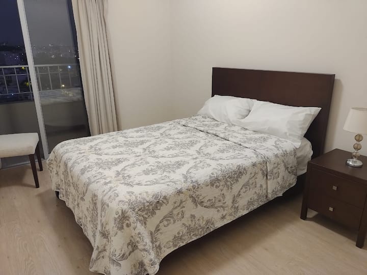 Habitación principal o matrimonial con cama de 2 plazas, colchón comfortable Paraíso Roya Cloud, sábanas de alta calidad 180 hilos con ropa de cama de ata calidad y cubrecamas.