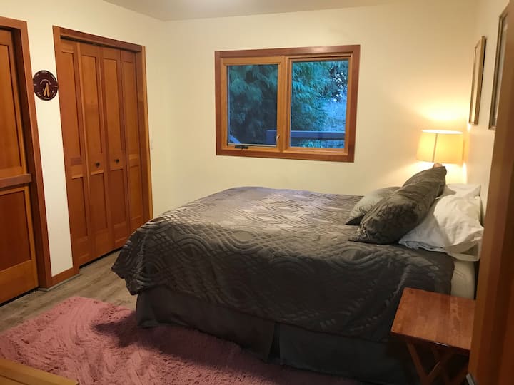 ห้องชั้นบนมองเห็นวิวทะเลสาบและตู้เสื้อผ้าขนาดใหญ่ 