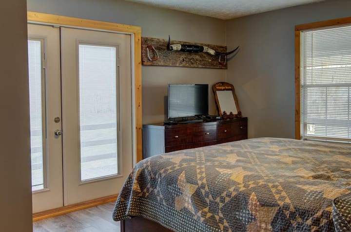 Главна спална соба со брачен кревет (брачен кревет) и трем