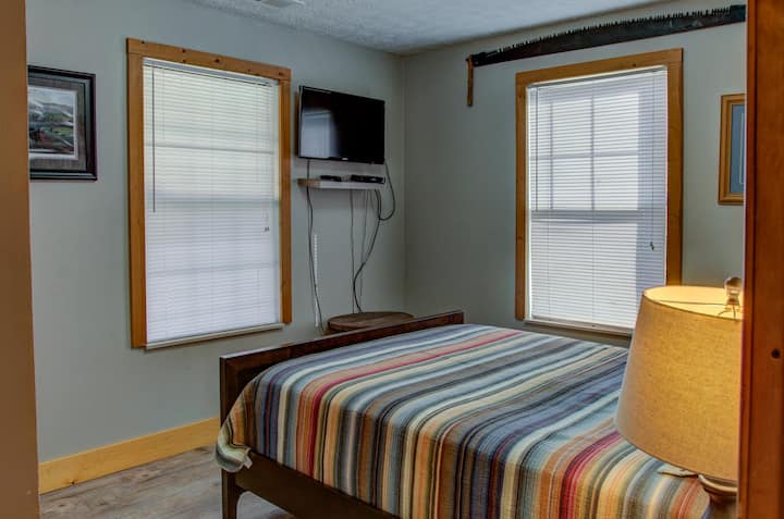 Спална соба со брачен кревет (широк 150-1