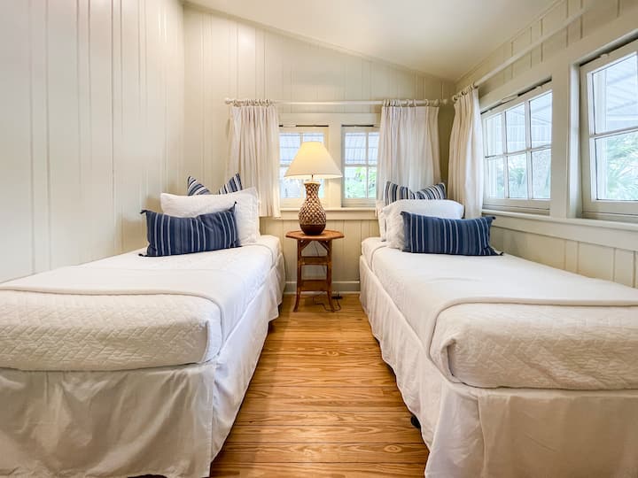La chambre à l'avant abrite deux lits jumeaux