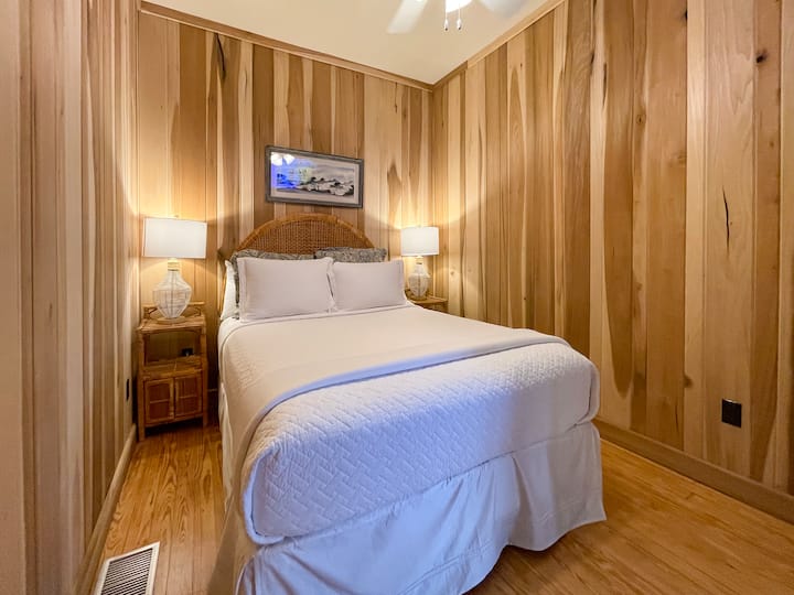 La chambre privée queen située au coeur de la maison est un rêve de dormant