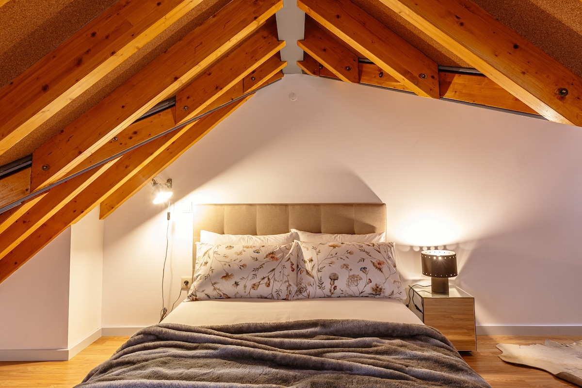 Airbnb em destaque: Vila Município, Mezzanine "Urban Chic," Sintra em União Das Freguesias De Sintra (Santa Maria E São Miguel, São Martinho E São Pedro De Penaferrim)