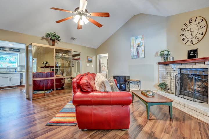 Woonkamer met uitschuifbare bank en een eethoek.