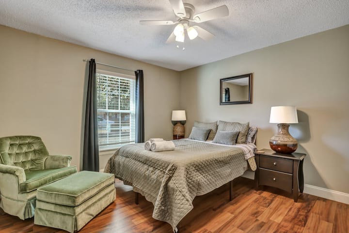 Gast BR1.  Queen bed.