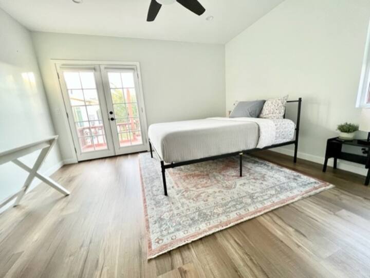 Соба со главен кревет - удобен брачен кревет и биро