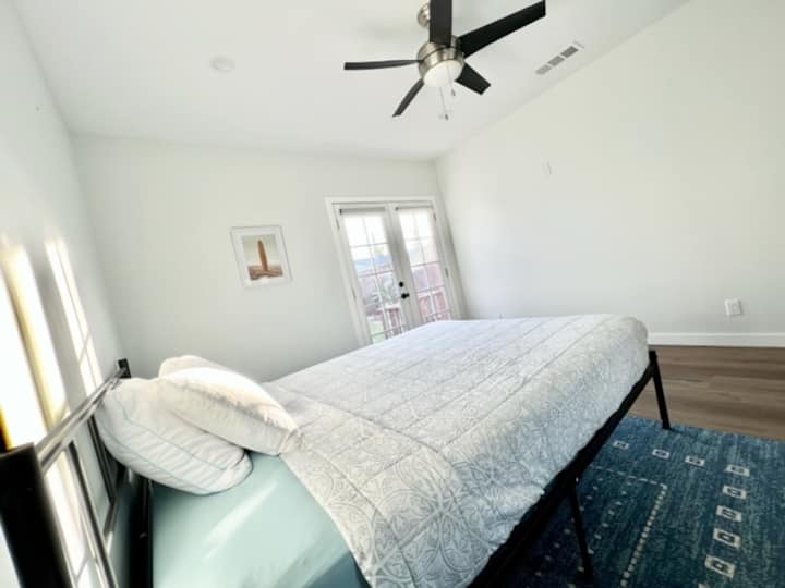 Соба со кревет од левата страна на куќата -   француската врата ве води до задниот двор