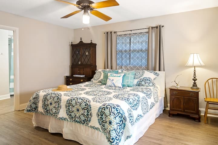 chumba cha kulala #1 - kitanda aina ya king, chenye nafasi kubwa, mapazia ya kuzuia mwanga na bafu kuu inayounganisha mlango wa w/ mfukoni