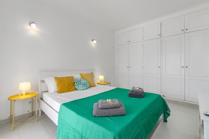 宽敞舒适的卧室