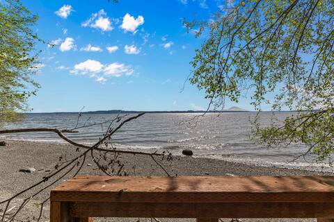 Oberon Cottage:beachfront, Mt Rainer view, privacy