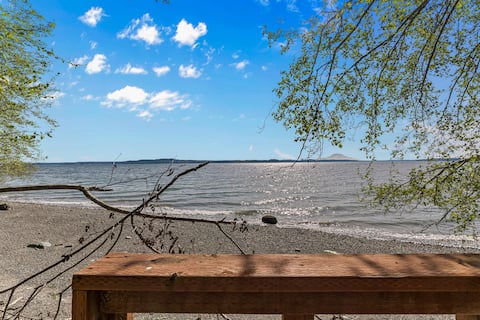 Oberon Cottage:beachfront, Mt Rainer view, privacy