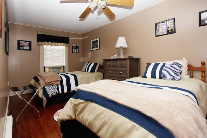 卧室3.两张单人床和梳妆台。