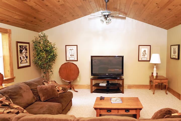 房间很棒，配有60英寸电视机和沙发。壁炉。