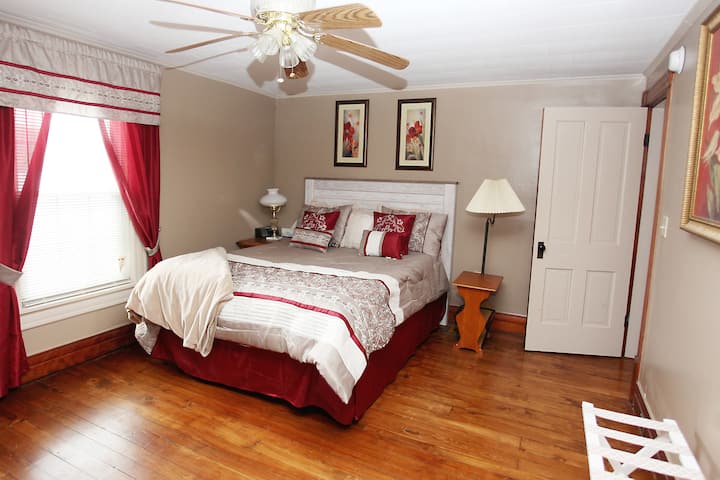 主卧。标准双人床。