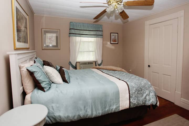 2号卧室-办公室/客厅
标准双人床。