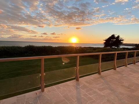 Large house with sea view and beach access