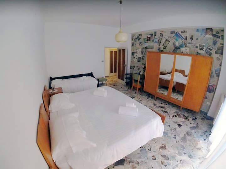 Konfigurimi i dhomës treshe: Krevat dopio "king" + krevat tek
Krevati dopio është një dyshek i vetëm tepër i madh (200 cm* 185 cm). Kur ndahet në dy krevate tek, dysheku hiqet dhe ndërrohet me dy dyshekë të vetëm (90 cm* 185 cm).