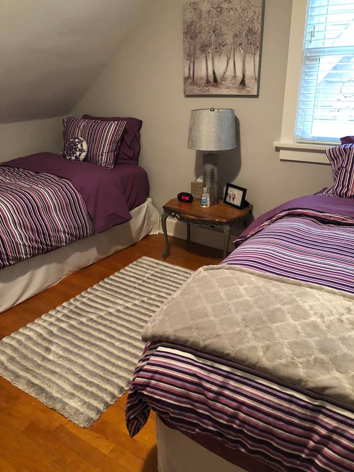 חדר שינה 2  (מיטות זוגיות) עם שמיכות פוך 