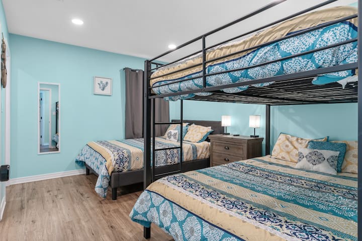 Segundo dormitorio con otra vista: cama tamaño queen y una litera queen