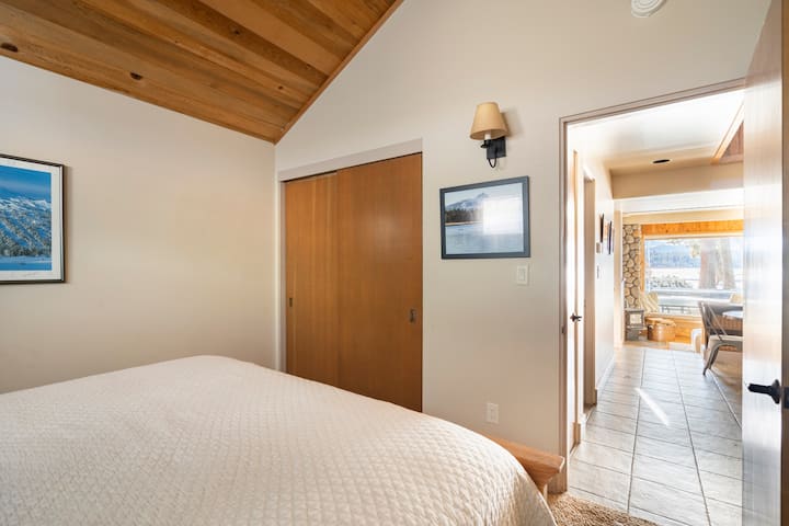 חדר השינה למטה משקיף על הנוף