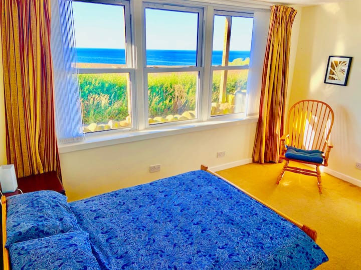 ห้องนอนใหญ่พร้อมวิวทะเล
