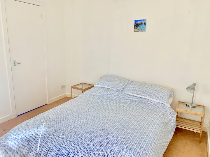 ห้องนอนคู่สว่างสดใส 