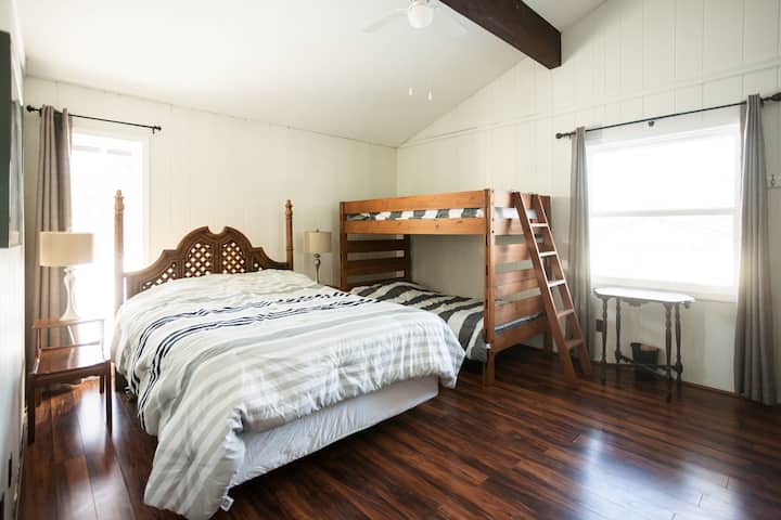 Spavaća soba 1  (za 4 osobe) 1 bračni krevet (160x200) i 2 kreveta za 1 osobu
 
15' x 13'

Na svim krevetima nalaze se plahte, debeli pokrivači i jastuci. 

14 ručnika za tijelo (jedan po registriranom gostu)

8 ručnika za plažu
6 ručnika za ruke 
Nekoliko ručnika za lice 