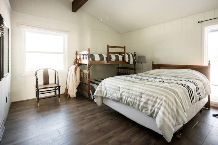 Spavaća soba 2 (za 4 osobe)
1 bračni krevet (1,6x2) i 2 odvojena kreveta (1,6
13' x 13'