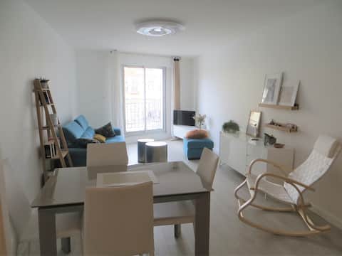 Successful Airbnb property: Nice view of the quay with secure parking and air conditioning. in Sète
