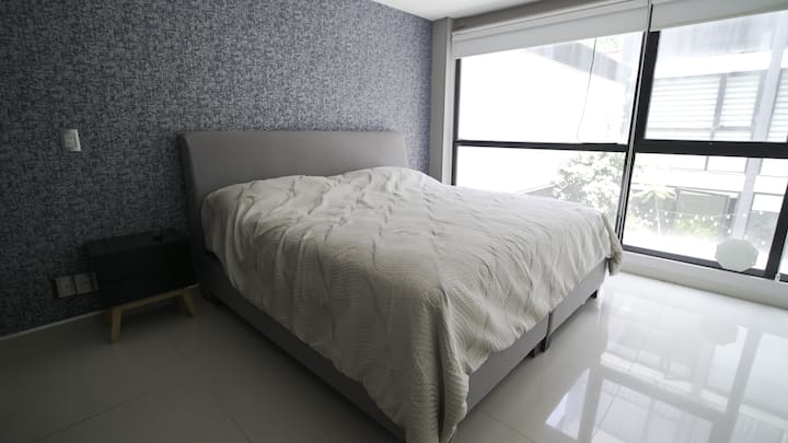 Dhomë gjumi kryesore - Krevat dopio "king Size", dollap dhe banjë