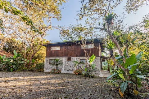 Dream House-Mindo, 4BR, Garden, Sleeps 12