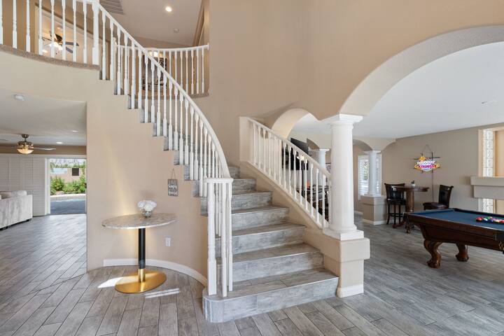 Newly updated! Licensed, Superhost, sleeps 12! gallery image 2