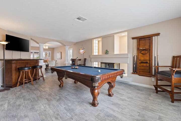 Newly updated! Licensed, Superhost, sleeps 12! gallery image 3