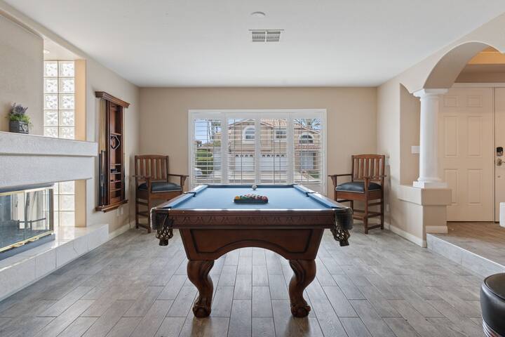 Newly updated! Licensed, Superhost, sleeps 12! gallery image 4