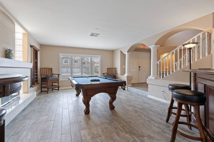 Newly updated! Licensed, Superhost, sleeps 12! gallery image 5