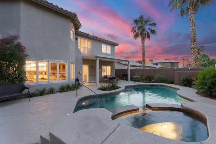 Newly updated! Licensed, Superhost, sleeps 12!