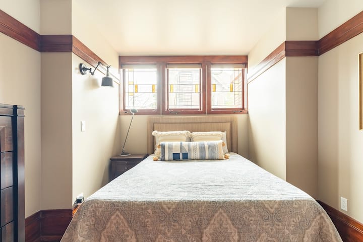Queen bed features a luxurious Tempur-Pedic mattress.