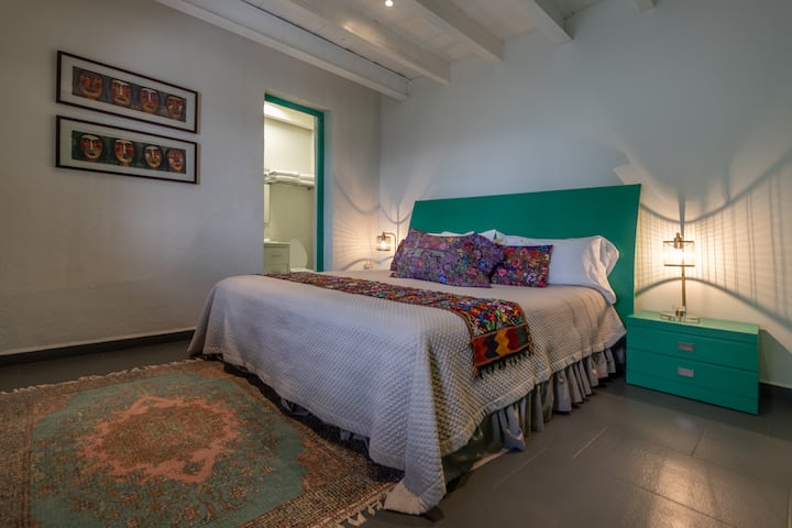 غرفة نوم رئيسية بحمام وخزانة 