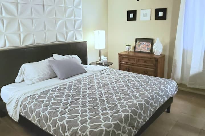 Cama King en el dormitorio principal. "Cama súper cómoda" - 5 estrellas  | Kayla March '20. 

