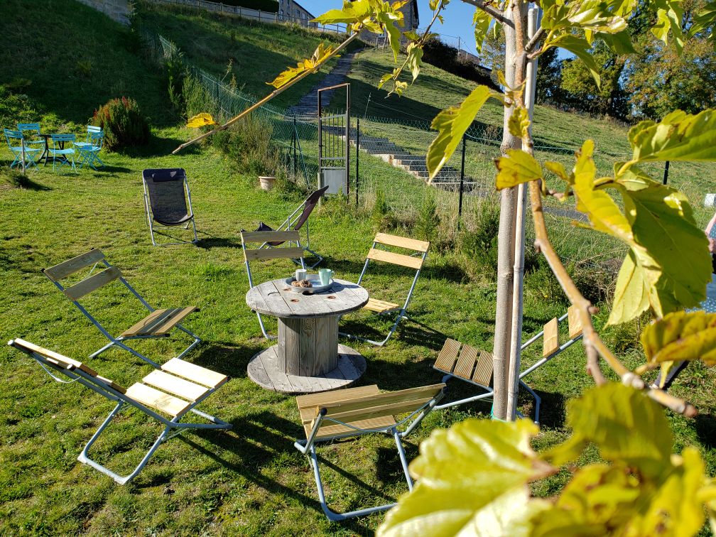 Vue extérieure du jardin clos et de la terrasse