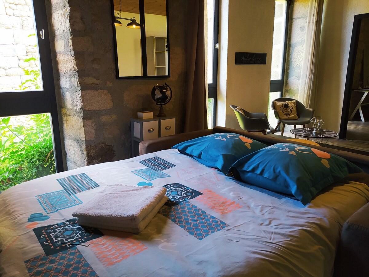 โซฟาที่สะดวกสบายมาก 140 ตัวในห้องนั่งเล่นที่ปิดสนิทเชื่อมต่อกับห้องนอน "ชาติพันธุ์"