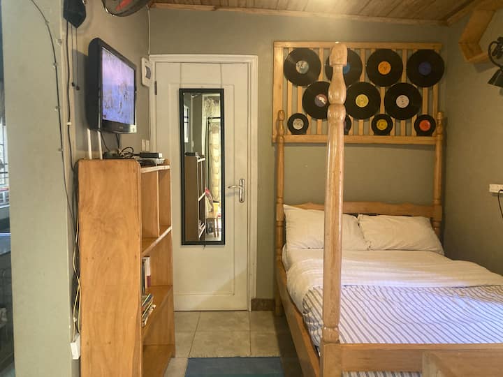 Спалня с зона за развлечения в спалнята, неограничен интернет Simba,  кабелна телевизия (DSTV), DVD плейър, библиотека с книги, списания, ръководства, карти и т.н. за тези, които обичат да четат 

