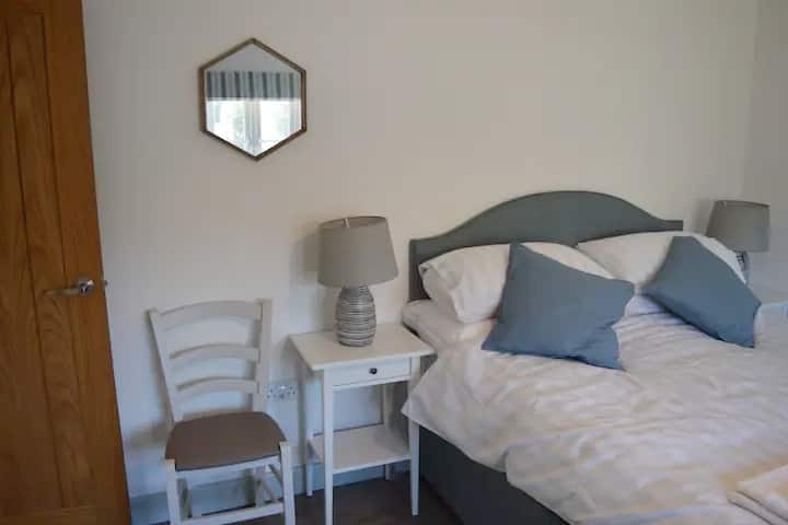 主卧配备加大双人床