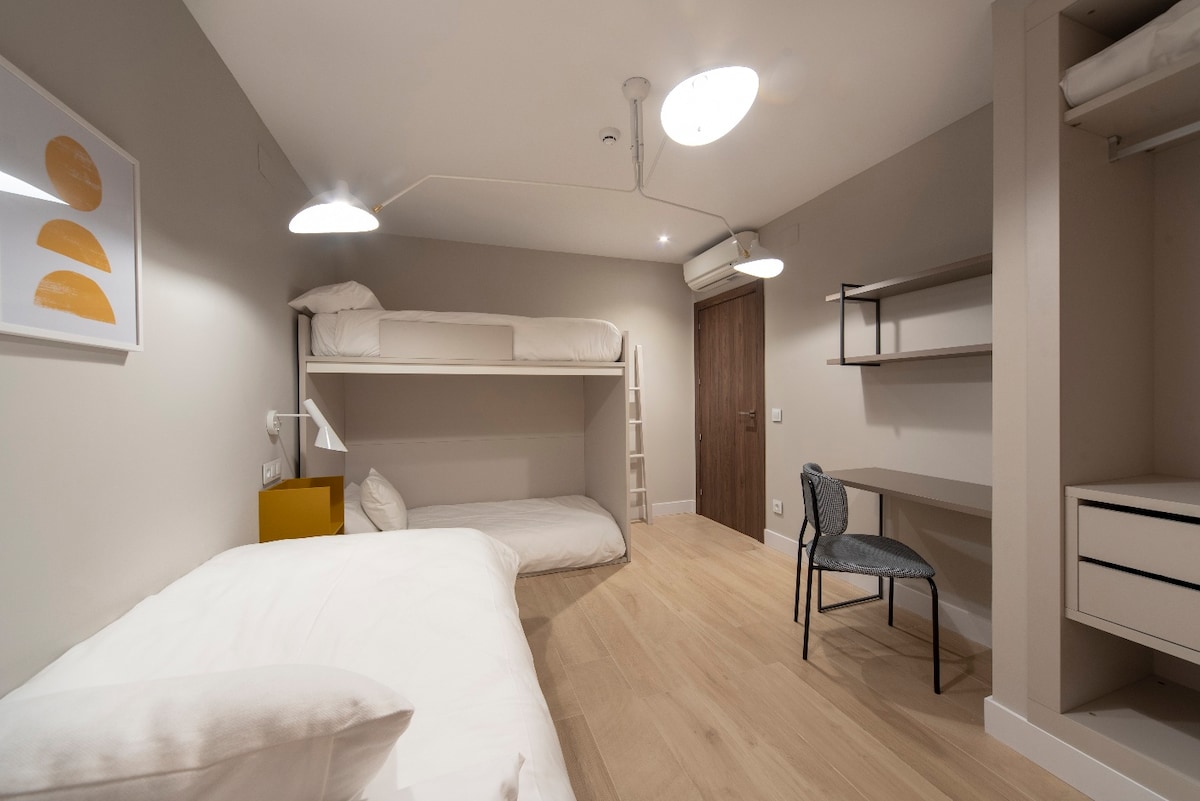 Izba 2: Vnútri (poschodová posteľ a kufor)