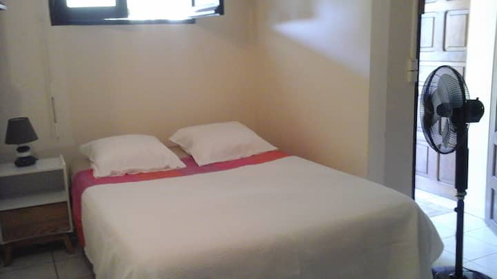 camera da letto 2, (letto 140 ) con ventilatore da terra