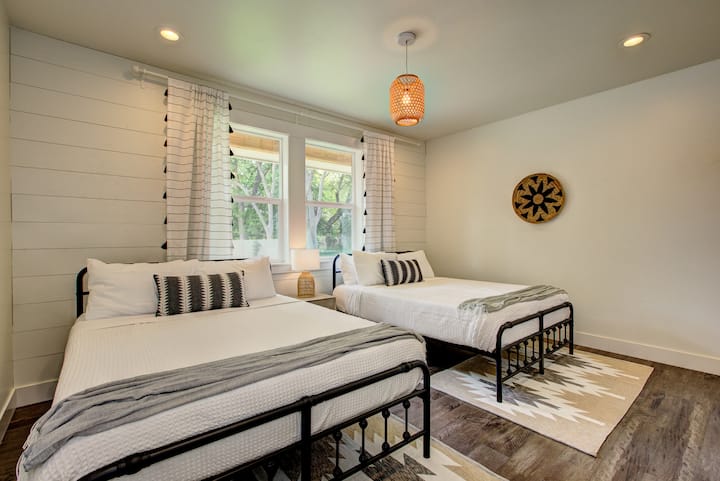 Dormitorio con 2 camas tamaño queen y baño privado