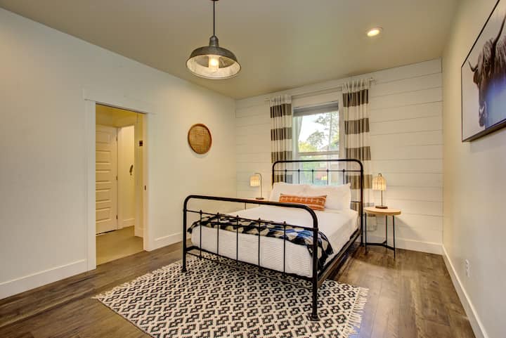 Dormitorio con cama tamaño queen y litera individual y baño privado